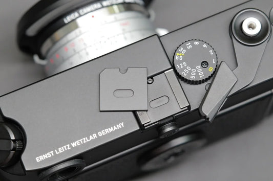 Leica M型用ホットシューカバー（真鍮製／ツヤ消しブラックペイント）